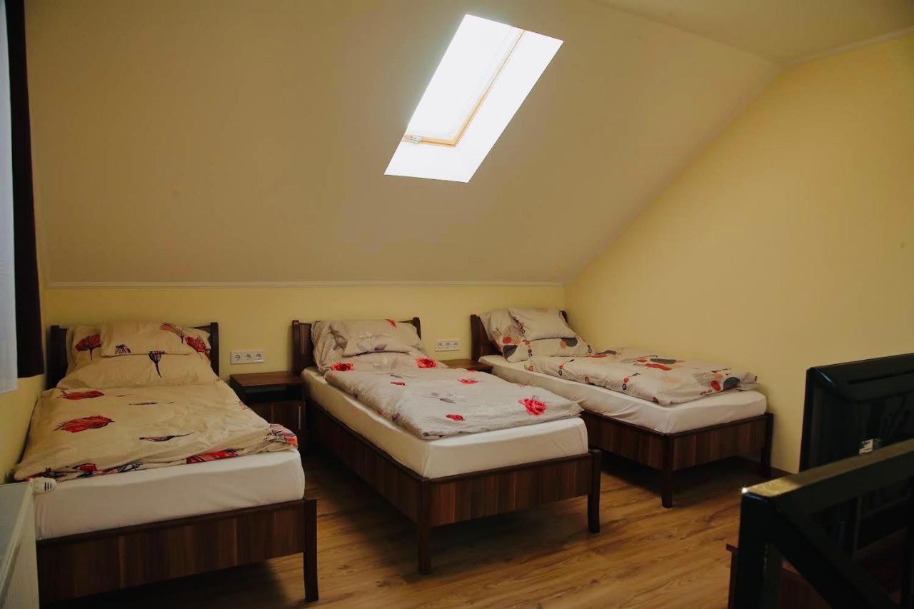 Viktor Vendégház és Apartmanház Baktaloranthaza Kültér fotó