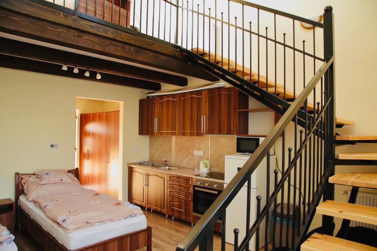 Viktor Vendégház és Apartmanház Baktaloranthaza Kültér fotó