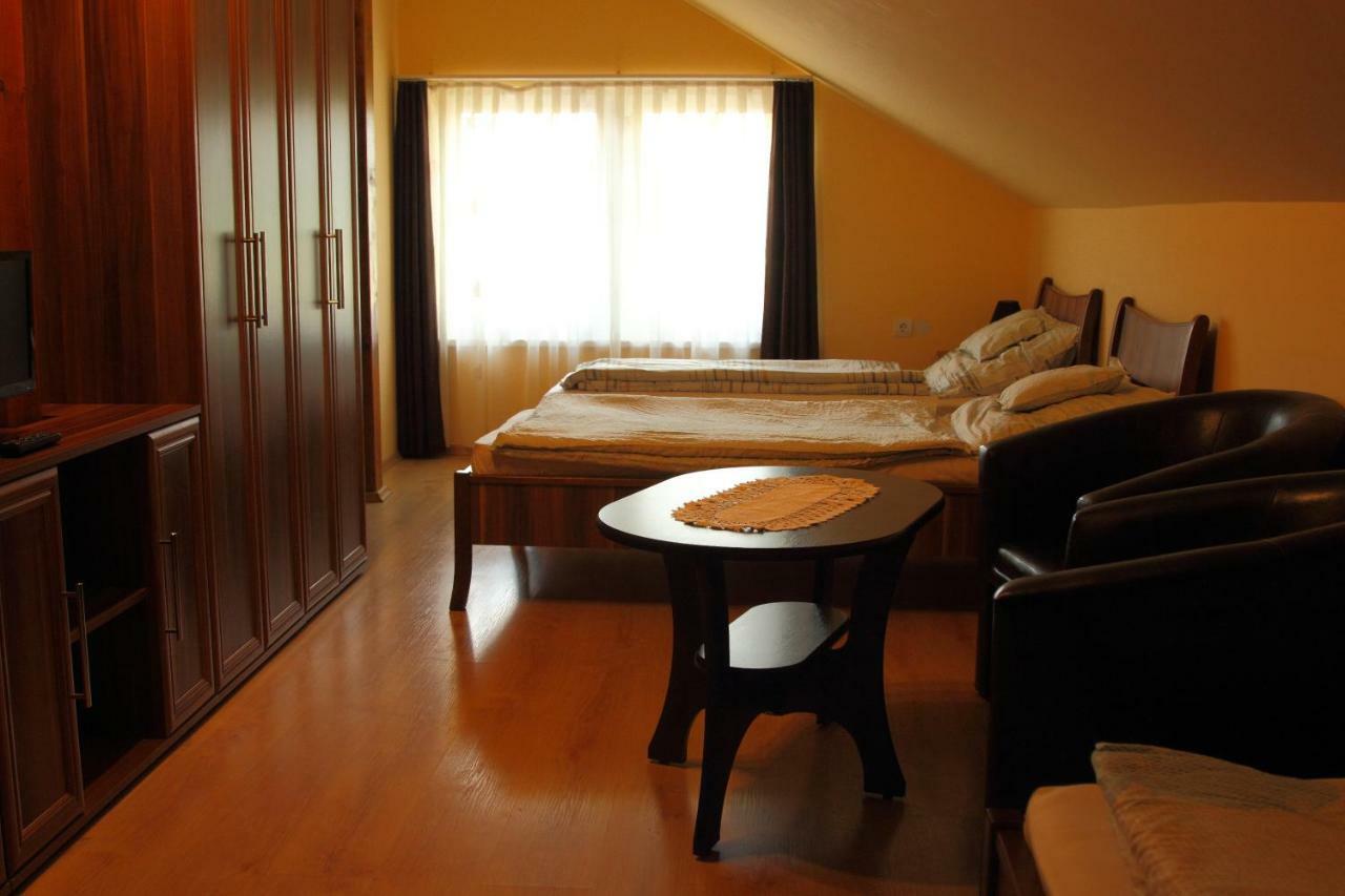 Viktor Vendégház és Apartmanház Baktaloranthaza Kültér fotó