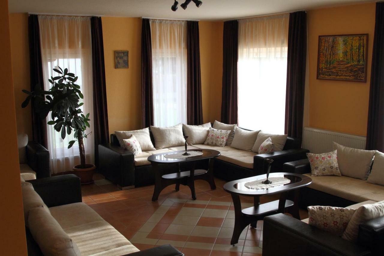 Viktor Vendégház és Apartmanház Baktaloranthaza Kültér fotó