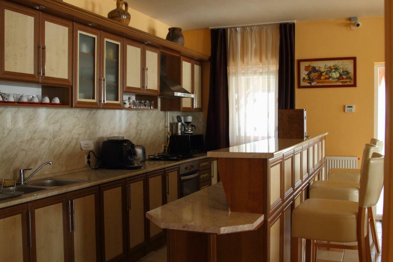 Viktor Vendégház és Apartmanház Baktaloranthaza Kültér fotó