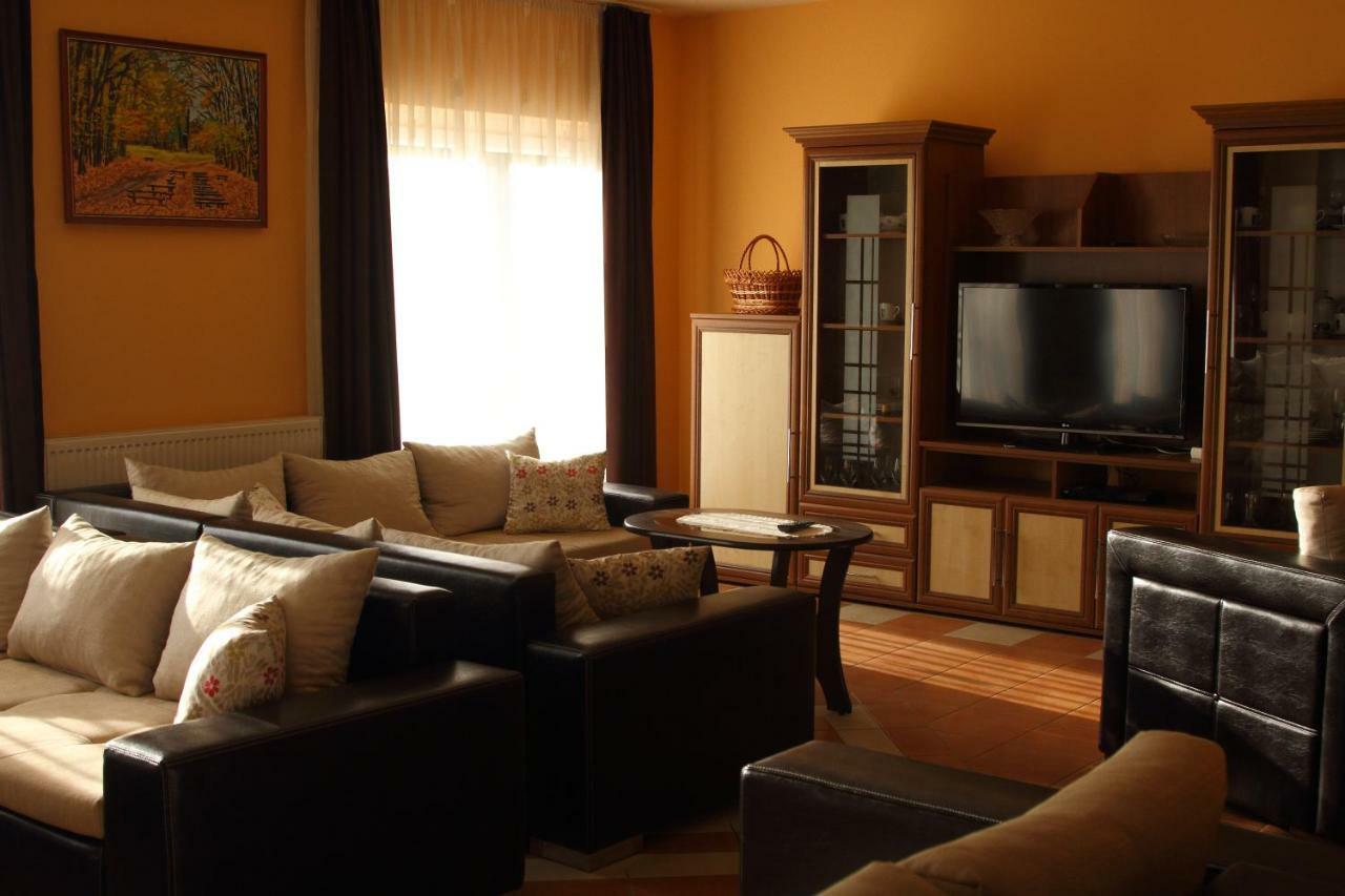 Viktor Vendégház és Apartmanház Baktaloranthaza Kültér fotó